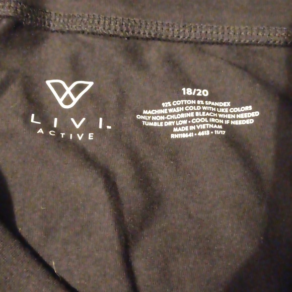 18/20 Livi Active black capri pants - Picture 3 of 3